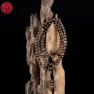 Pulsera de Madera de Agar Natural de Malasia con 108 Cuentas de 7mm, Madera Envejecida Agrietada con Propiedad de Inmersión Casi Total, Joyería Aromática - Product Image 1