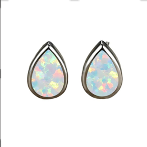 Boucles d'oreilles clous Blaike en laiton plaqué argent avec opale blanche et bleue, motif géométrique, serties de griffes, pour femmes, idéales pour les soirées - Product Image 1