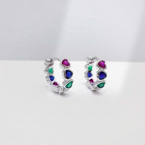 Precio al por mayor Pendientes de aro chapados en oro con diseño geométrico clásico y circonita, estilo occidental, para uso diario, para mujer - Product Image 3