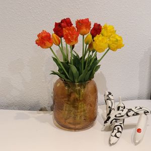 Tulipani Artificiali di Alta Qualità a 5 Teste, Bianchi e Neri, Effetto Realistico per Decorazioni Casa, Natale, Halloween - Product Image 1