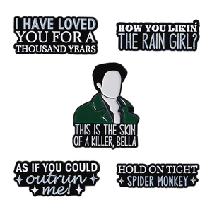 Pins <span class=keywords><strong>de</strong></span> esmalte <span class=keywords><strong>de</strong></span> la película <span class=keywords><strong>de</strong></span> amor romántico <span class=keywords><strong>de</strong></span> vampiros 'Te he amado por mil años', broche, insignia para cuello y solapa, regalo <span class=keywords><strong>de</strong></span> joyería para amigos - Product Image 1