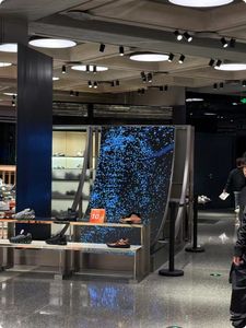 Pantalla LED Transparente 4K 120Hz IP65 Resistente al Agua para Uso en Tiendas Interiores, Color Azul Claro - Product Image 3