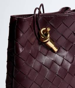 Funda para Teléfono Bottega BV Andiamo en Piel Nappa Intrecciato con Cierre de Nudo Distintivo y Correa Deslizante Veneta - Product Image 6