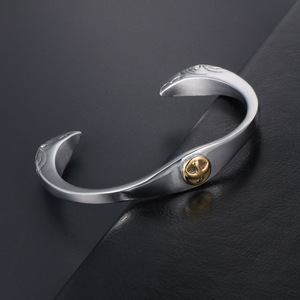 Brazalete Estilo Nativo Americano con Diseño de Águila, Chapado en Oro, Diseño Abierto, Acero de Titanio, Joyería Unisex SZ028 - Product Image 4