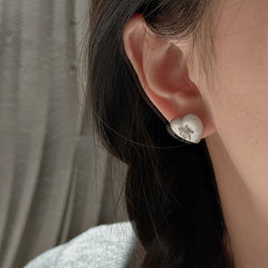 Boucles d'oreilles pendantes en forme de cœur brossé en argent pur S925, design vintage et original, style français simple et tendance - Product Image 3