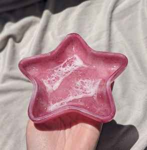 Bol en résine fait main coloré, art époxy, plat décoratif pour bibelots, porte-bijoux, plat de service moderne, accent unique - Product Image 1