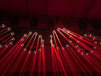Lumière cinétique LED pour levage de charges lourdes, type donut, avec DMX 512 et système de levage motorisé, tête XY mobile, fonctions Wash, Beam, Zoom, Laser et Effets pour DJ