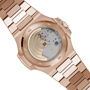 Montre mécanique de luxe en or rose avec bracelet métallique intégré, cadran à rayures horizontales, élégante pour un usage quotidien et professionnel - Product Image 5