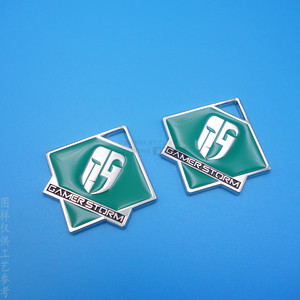 Badge métallique personnalisé de forme irrégulière, en alliage de zinc nickelé brillant, avec logo Gamer Storm et impression personnalisée - Product Image 3