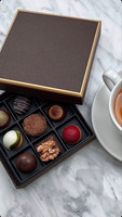 Boîtes d'emballage élégantes pour desserts et biscuits à emporter, avec motifs raffinés, finition mate et séparateurs, pour chocolats – Idéales pour les commandes importantes