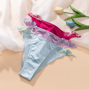 Vente en gros de sous-vêtements féminins de luxe en satin, string à taille basse en tricot, broderie florale 3D, fines bretelles, dos en T, lingerie sexy - Product Image 5