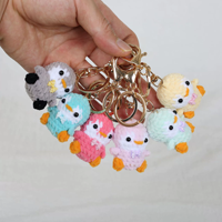 Porte-clés miniature pingouin fait main en crochet, motif pingouin tricoté léger, accessoire de voiture, breloque de sac, style dessin animé
