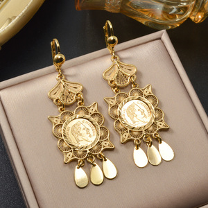 Boucles d'oreilles pendantes longues et texturées, motif pièce de Napoléon sculptée, réfléchissantes, de qualité supérieure, vintage, ornées, en métal artisanal - Product Image 1