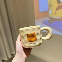 Mug en céramique grès jaune lait avec logo personnalisé, motif ours, couvercle et cuillère, design de dessin animé féminin, sûr pour les cafés, cadeau mignon pour couple