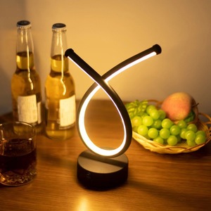 Elegante Lámpara de Mesa LED con Diseño Rústico en Forma de G, Control Táctil ABS Flexible y Regulable, Ideal para Mesita de Noche - Product Image 5