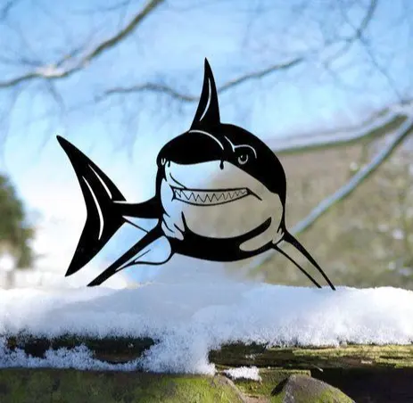 Modello di squalo personalizzato con testa di animale in metallo da giardino