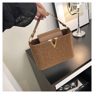 Zipper Closure Portable Large New Arrival Women's PU Leather <strong>Medium</strong> Regular Shape Modern Classic Vintage Crossbody <strong>Handbag</strong> - Product Image 4