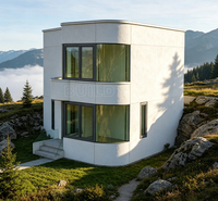 Maison préfabriquée architecturale audacieuse à deux étages, maison modulaire de luxe avec verre incurvé, maison modulaire contemporaine à vue panoramique