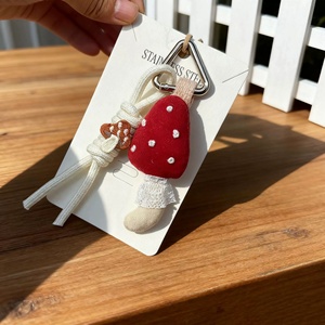 Llavero de felpa de dibujos animados de tela ecológica, duradero, con diseño de muñeca 3D y mosquetón triangular, colgante para bolso de mujer, regalo hecho a mano para niños, cadena para teléfono - Product Image 2