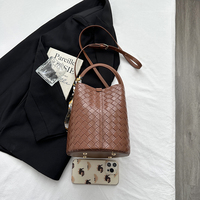Nouveau Sac à Bandoulière de Luxe Populaire avec Foulard en Soie, Sacs à Main Tendance en Cuir PU Souple à Motif Tressé, Sac Seau Grande Capacité