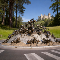 Sculpture en bronze personnalisable de fourmi portant un objet, style dessin animé réaliste, pour la décoration de parcs et de jardins