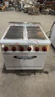 Cuisinière électrique professionnelle en acier inoxydable robuste avec 4 plaques chauffantes carrées et four, pour équipement de cuisine et de restaurant