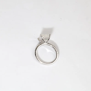 Anillo de compromiso de diamante de laboratorio con corte princesa premium en oro blanco, moderno, solitario, minimalista, joyería fina para regalo nupcial. - Product Image 3
