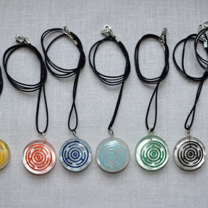 Collar de disco de cuarzo natural hecho a mano con rueda de chakra, gema curativa de corte brillante redondo con juego de colores para hombres y mujeres - Product Image 3