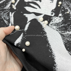 ผู้ผลิตเสื้อยืดโอเวอร์ไซส์คุณภาพสูง พิมพ์ลายกราฟิกด้วยเทคนิคสกรีน  ผ้าฝ้ายสีดำ ทรงครอป บ็อกซี่  ตกแต่งด้วยมุกและเล็บ สำหรับผู้ชาย - Product Image 4