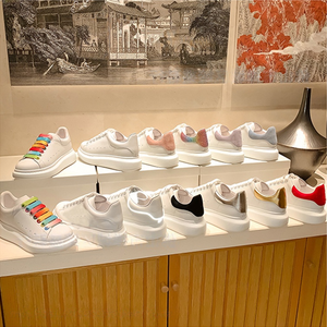 Vente en gros d'une gamme complète de chaussures décontractées tendance de marques de luxe, incluant des chaussures de marche à la mode, respirantes et à semelles épaisses. - Product Image 2