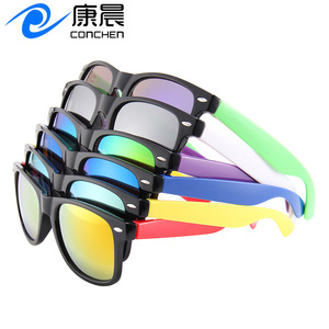 Gafas de Sol Clásicas Ovaladas con Montura Negra y Patillas Verdes, Protección UV400, Unisex, para Viajes, Pesca y Conducción - Product Image 4