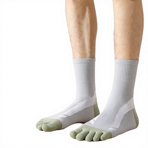 ถุงเท้ากีฬาแบบ 5 นิ้ว ปลายเท้าแบบ Letter Athletic Socks ความยาวระดับกลางน่อง แห้งเร็ว ถักทออย่างดี สำหรับผู้ชาย วิ่ง ออกกำลังกาย เดินป่า ฤดูร้อน ระบายอากาศได้ดี สำหรับผู้ใหญ่ สีเทา สีเขียว - Product Image 2