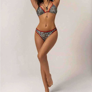 कस्टम तेंदुए प्रिंट हैलटर बिकनी टॉप और थोंग स्ट्रिंग बिकनी महिलाओं के लिए सामने लोगो के साथ सेट - Product Image 6