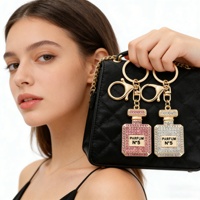 Pendentif de sac pour femme en forme de flacon de parfum créatif entièrement orné de strass, bijou de mode, pendentif de voiture et porte-clés