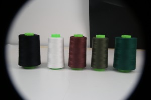 Fils à coudre en polyester de haute qualité, couleur unie, pour machines à broder - Product Image 4