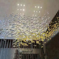 Grand lustre en cristal de luxe personnalisé de style contemporain et moderne avec logo imprimé Luminaire suspendu pour escaliers de villa dans le hall de l'hôtel