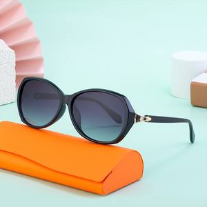 Gafas de Sol Polarizadas para Mujer Dl-D7524, Montura Pequeña, Lentes TAC, Protección UV400 Clase 2, Montura Negra - Product Image 5