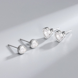 Boucles d'oreilles en argent sterling 925 en forme de cœur |   Plaqué or 18 carats |   Centre en zircon étincelant |   Bijoux romantiques pour femmes et filles - Product Image 2