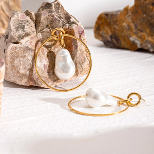 Pendientes de Aro Geométricos con Perla Barroca para Mujer, Uso Diario - Product Image 4