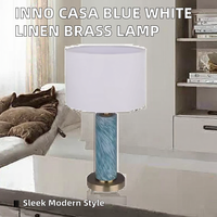 Lampe de table moderne en laiton pour salon, chambre et bureau, avec abat-jour en verre bleu et blanc, style hôtelier décoratif Alison