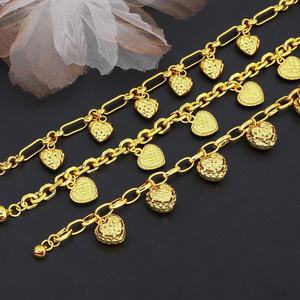 Vente en gros de breloques en forme de cœur en laiton plaqué or 24 carats, bijoux tendance pour bracelet femme - Product Image 1