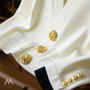 เสื้อคาร์ดิแกนถักคอวีกระดุมทองใหม่สำหรับผู้หญิง เสื้อแขนยาวแฟชั่นสำหรับผู้หญิง - Product Image 4