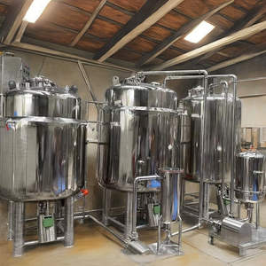Equipo de cervecería comercial con múltiples tanques de acero inoxidable y red de tuberías integrada - Product Image 1