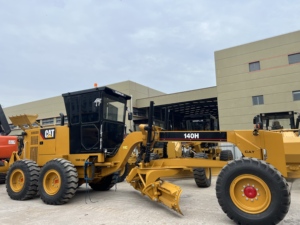 Niveleuse à moteur d'occasion CAT 140H d'origine japonaise, niveleuse Caterpillar 140H entièrement fonctionnelle, niveleuse d'occasion fiable. - Product Image 1