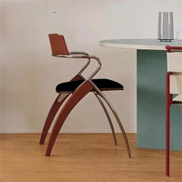 Chaise de salle à manger multifonctionnelle Kingfisher de style médiéval danois, fauteuil rétro simple pour la maison avec dossier en acier inoxydable