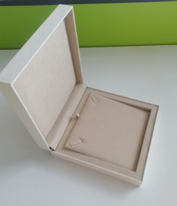 Boîte à collier carrée en carton blanc en cuir et velours doux, boîtes cadeaux de luxe pour bijoux - Product Image 2