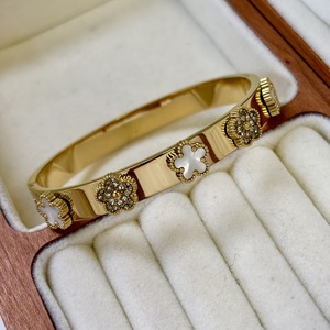 Brazalete <span class=keywords><strong>de</strong></span> Acero Inoxidable <span class=keywords><strong>de</strong></span> <span class=keywords><strong>Alta</strong></span> Calidad para Mujer, con <span class=keywords><strong>Diseño</strong></span> <span class=keywords><strong>de</strong></span> Trébol <span class=keywords><strong>de</strong></span> Cuatro Hojas, Chapado en Oro <span class=keywords><strong>de</strong></span> 18K, Resistente al Deslustre - Product Image 4