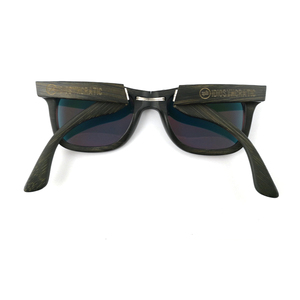 Lunettes de soleil pliantes en bois de bambou avec logo personnalisé avec verres fumés polarisés de couleur bleue ou rouge - Product Image 4
