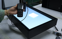 Papan reklame digital gantung 32 inci layar pisah Cerdas LCD 4k full HD papan reklame luar ruangan pendingin aluminium Stan iklan sentuh