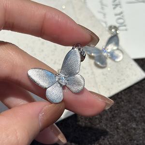 Pendentif papillon en argent pur S925 brossé avec un design de niche vintage, simple, micro-incrusté, pendentif de niche français - Product Image 3